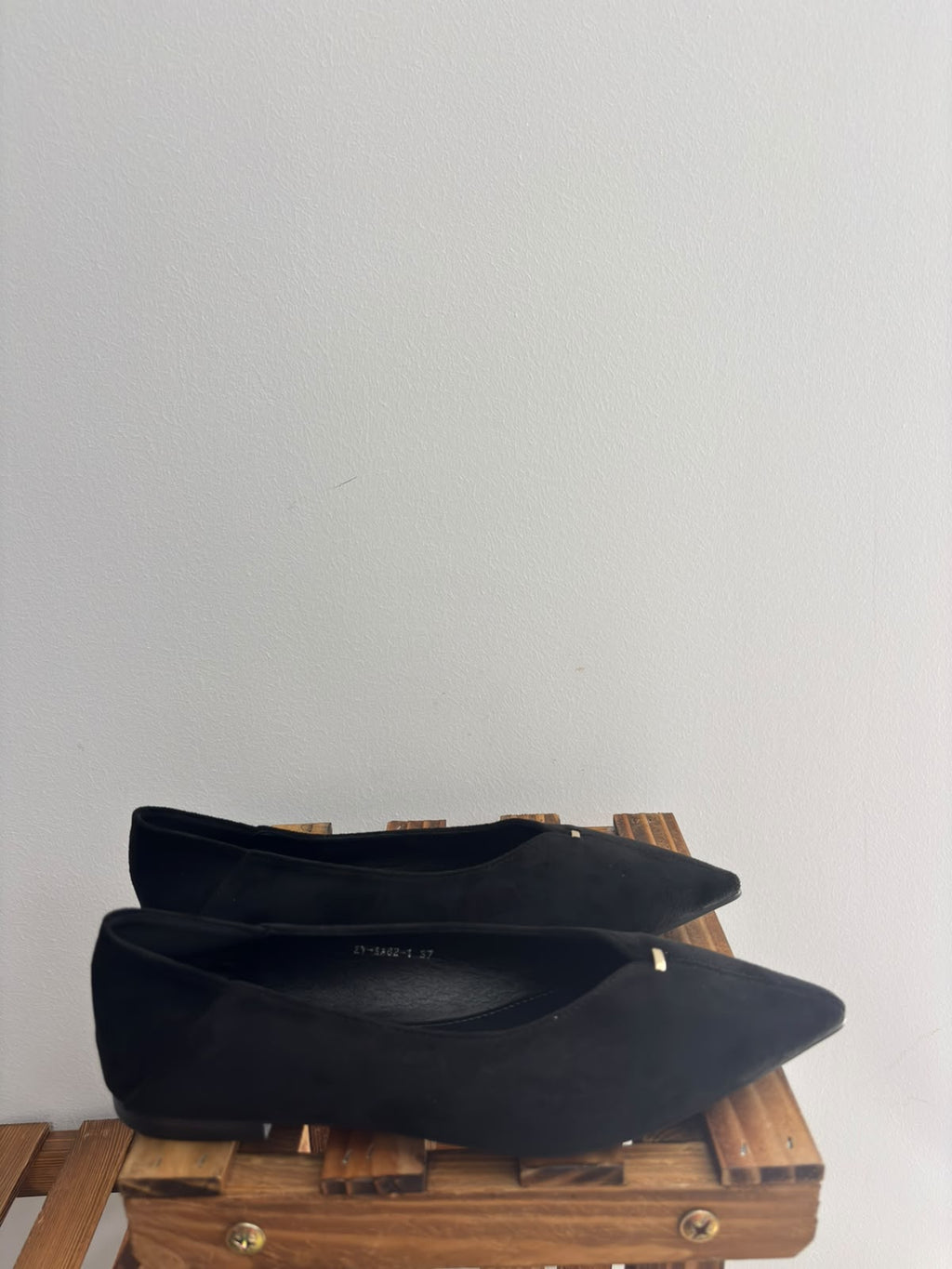ZYAA821/MANOLETINA STILETTO DETALLE NEGRA