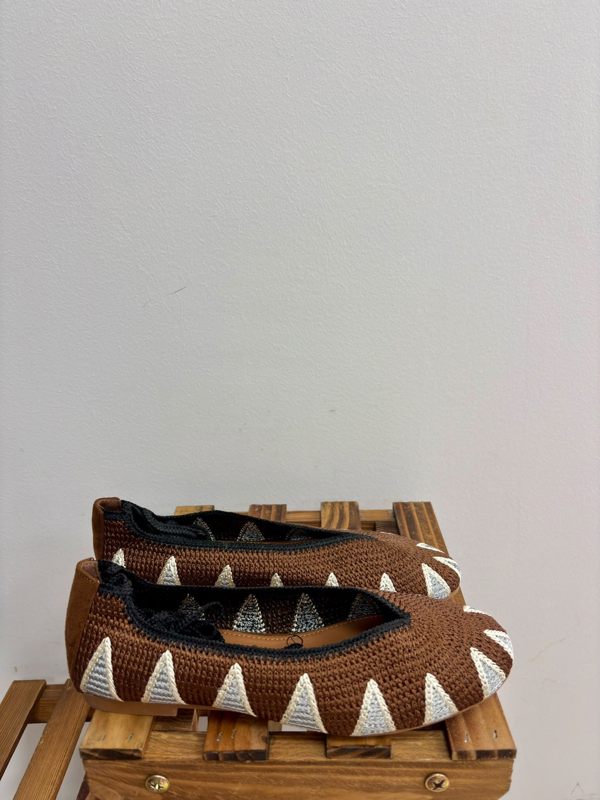 6868263/MANOLETINAS CROCHET MARRÓN