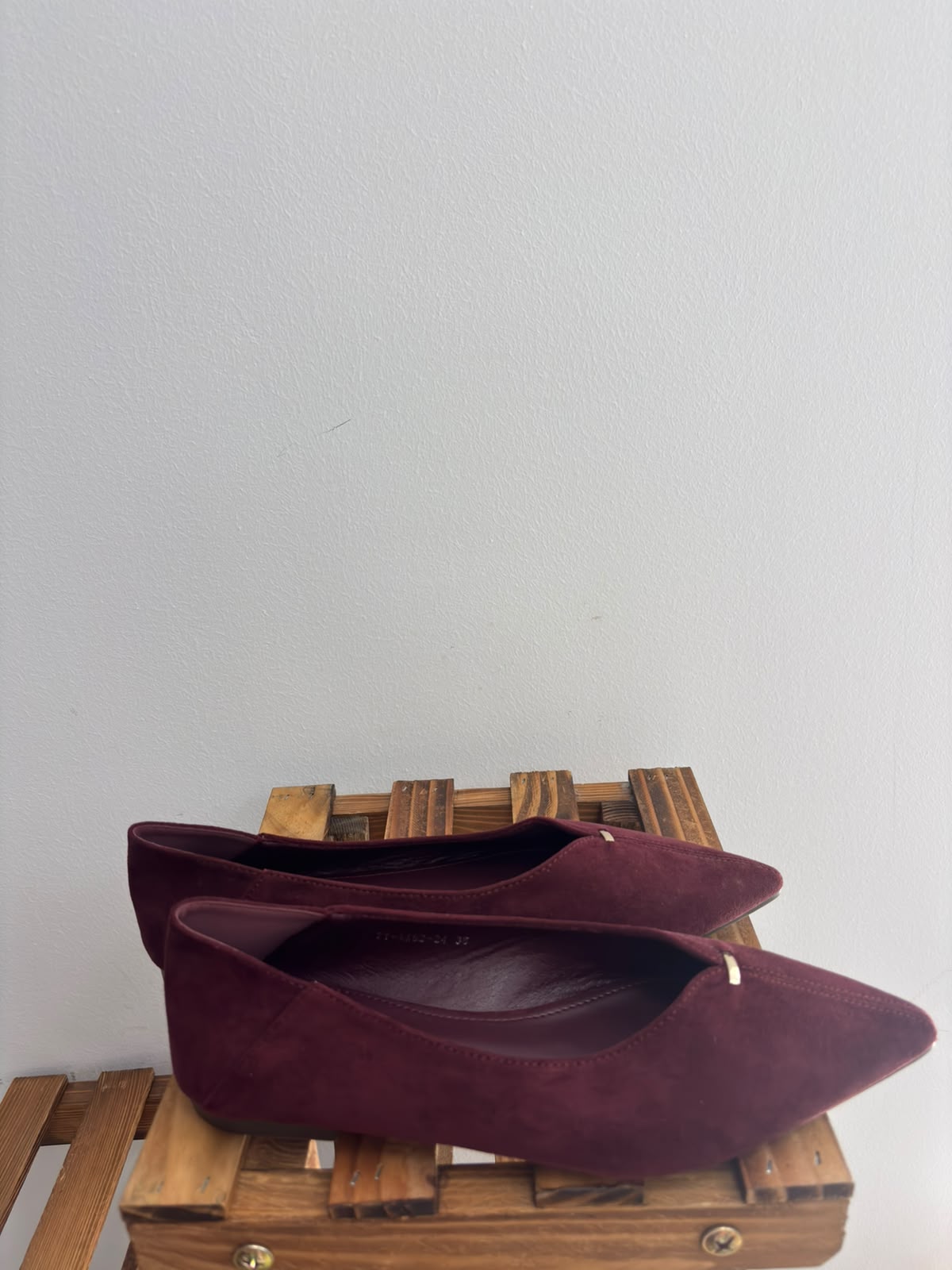 ZYAA821/MANOLETINA STILETTO DETALLE BURDEOS