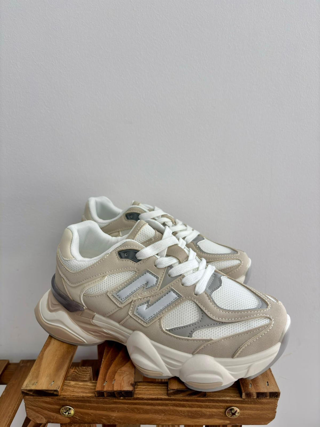 Zapatillas informales de tendencia en color beige