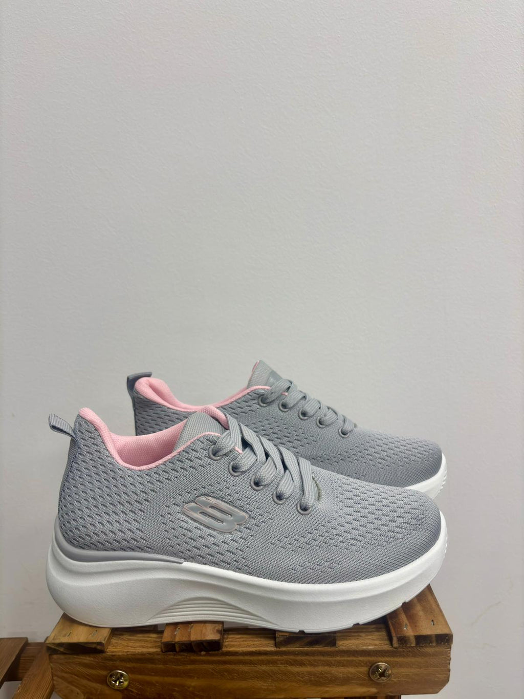 Zapatilla deportiva ligera gris