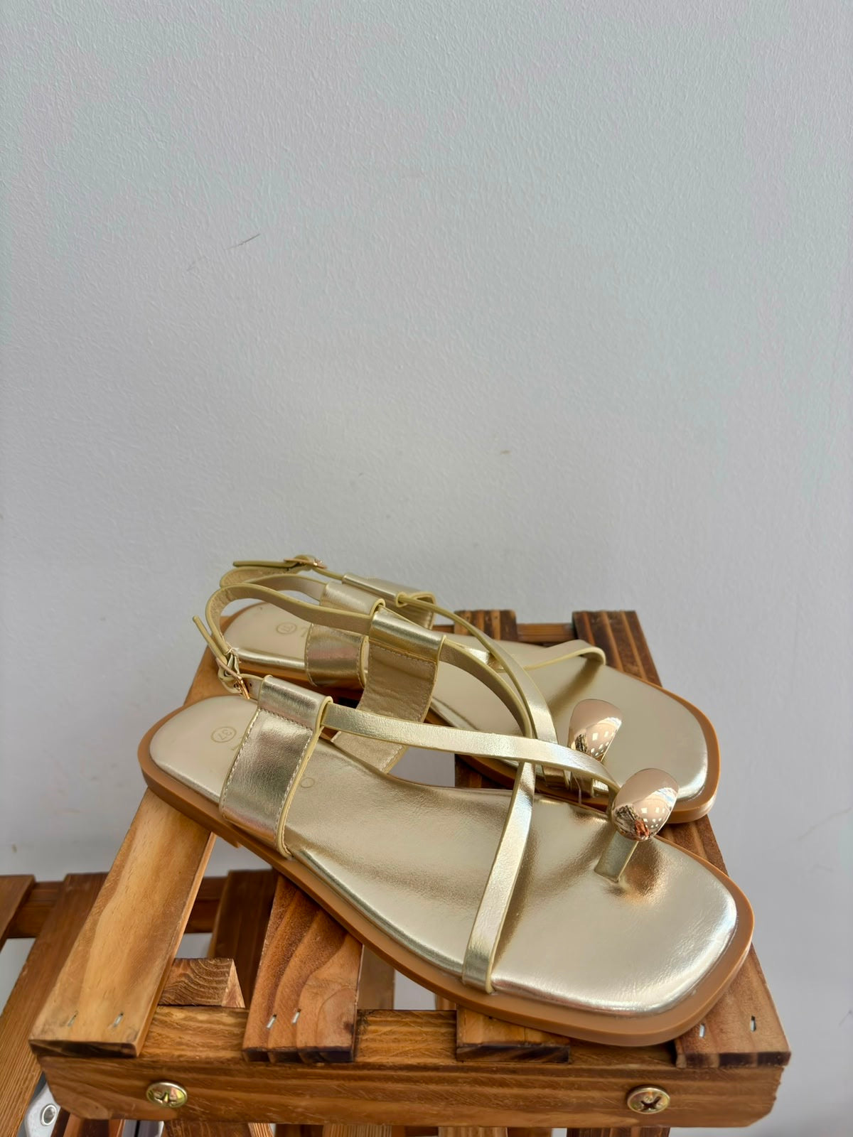 FLAT SANDAL