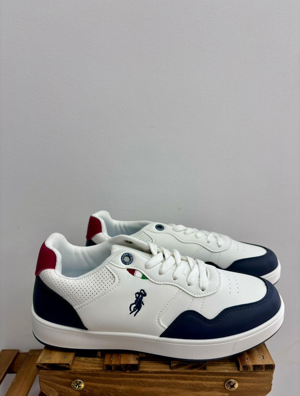 Sneaker blanca con detalles azul marino
