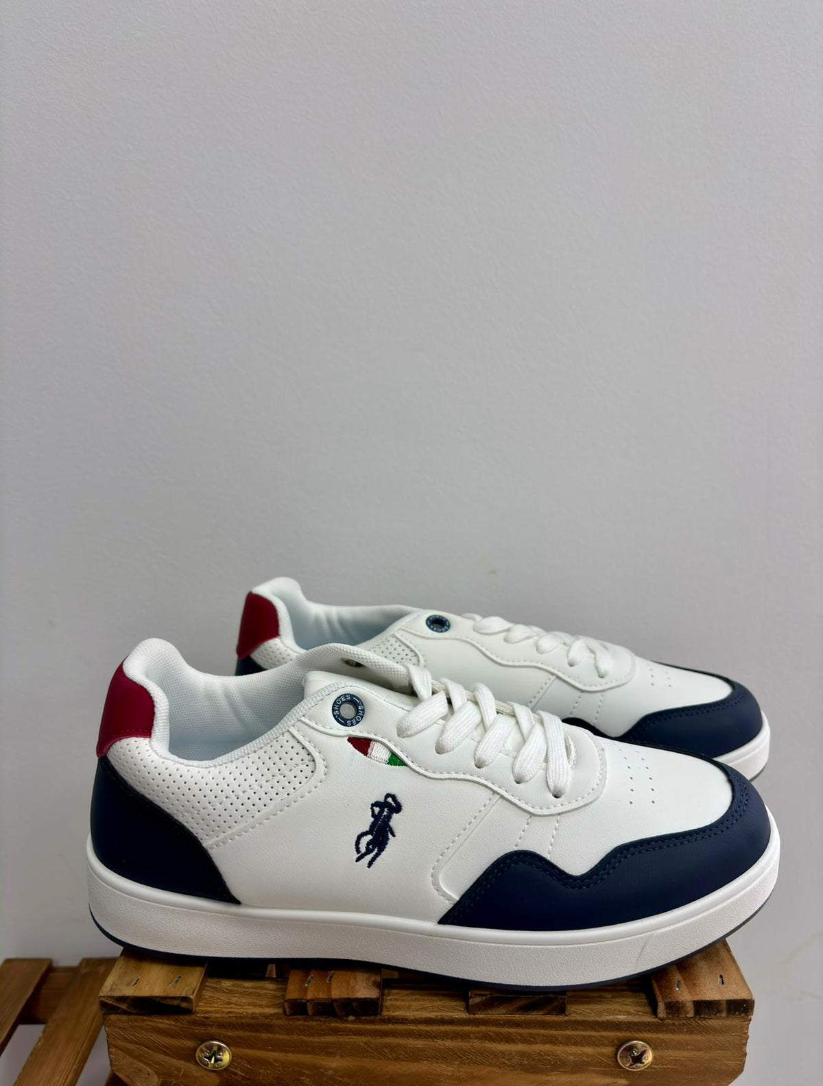 Sneaker blanca con detalles azul marino