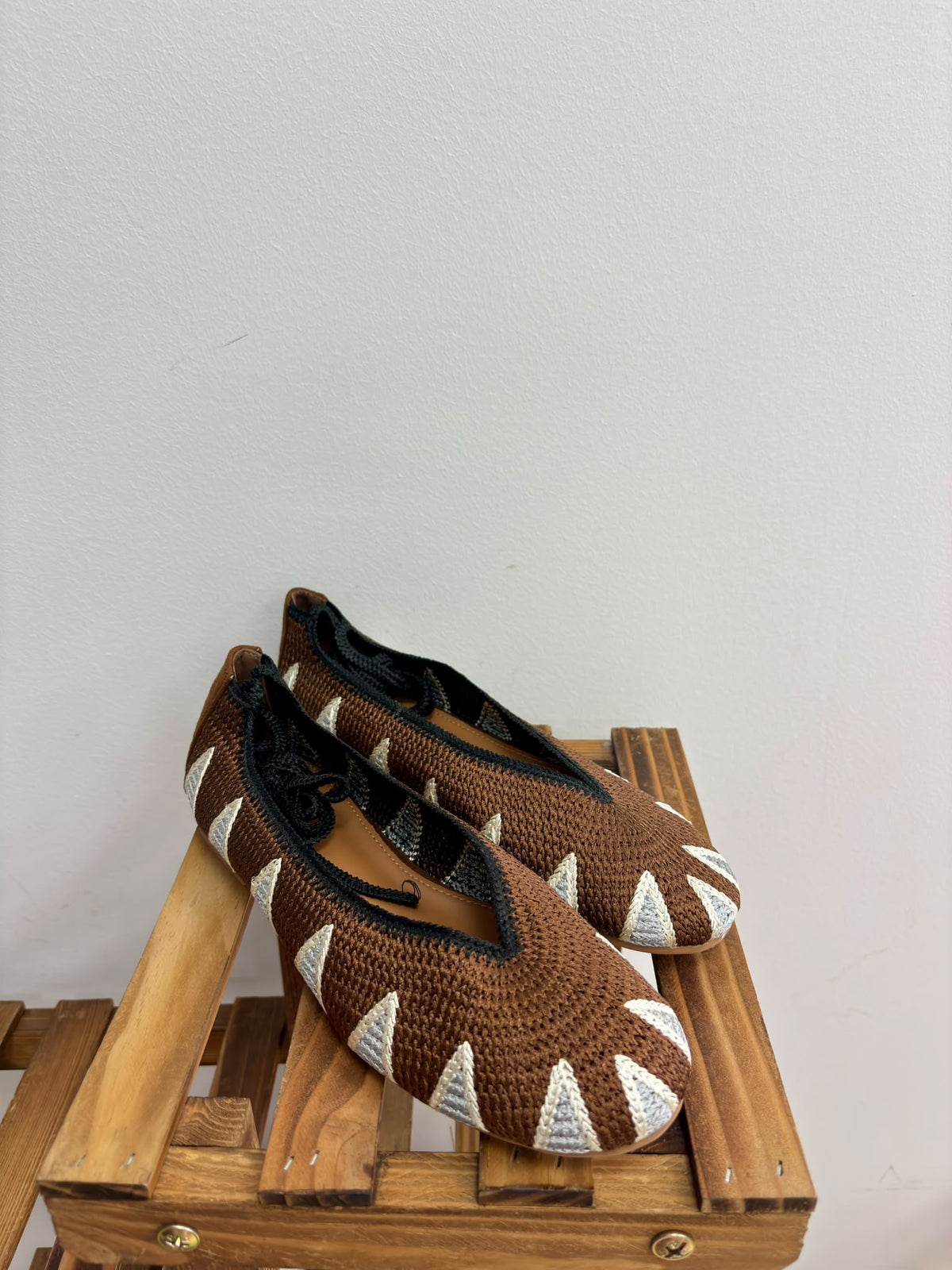 6868263/MANOLETINAS CROCHET MARRÓN