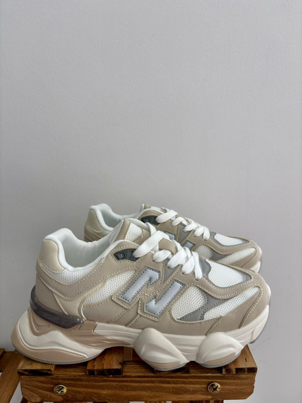 Zapatillas informales de tendencia en color beige