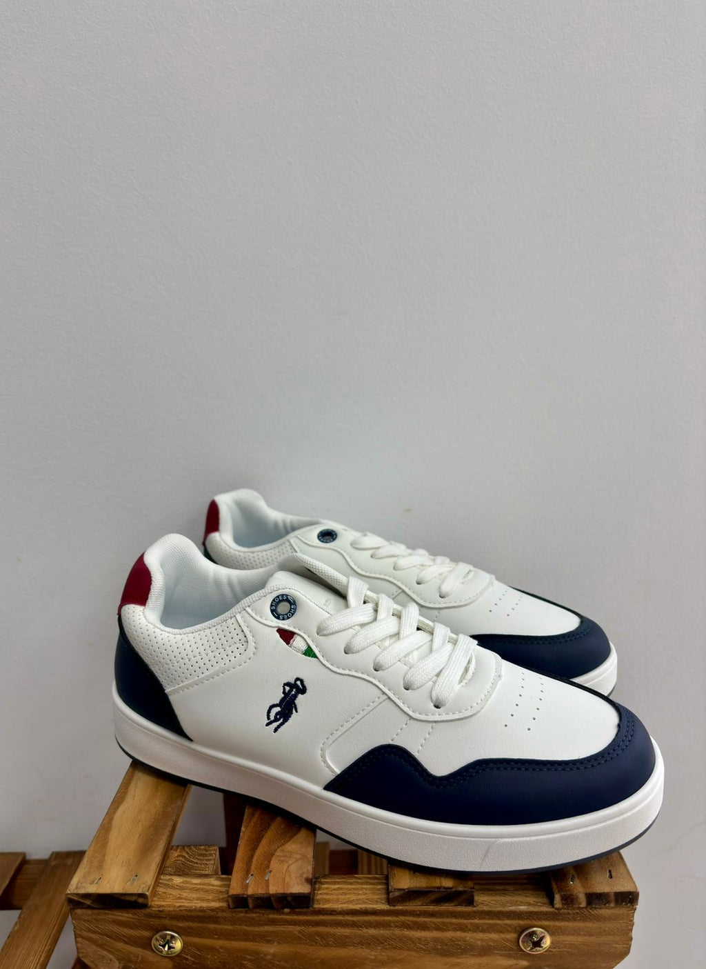 Sneaker blanca con detalles azul marino