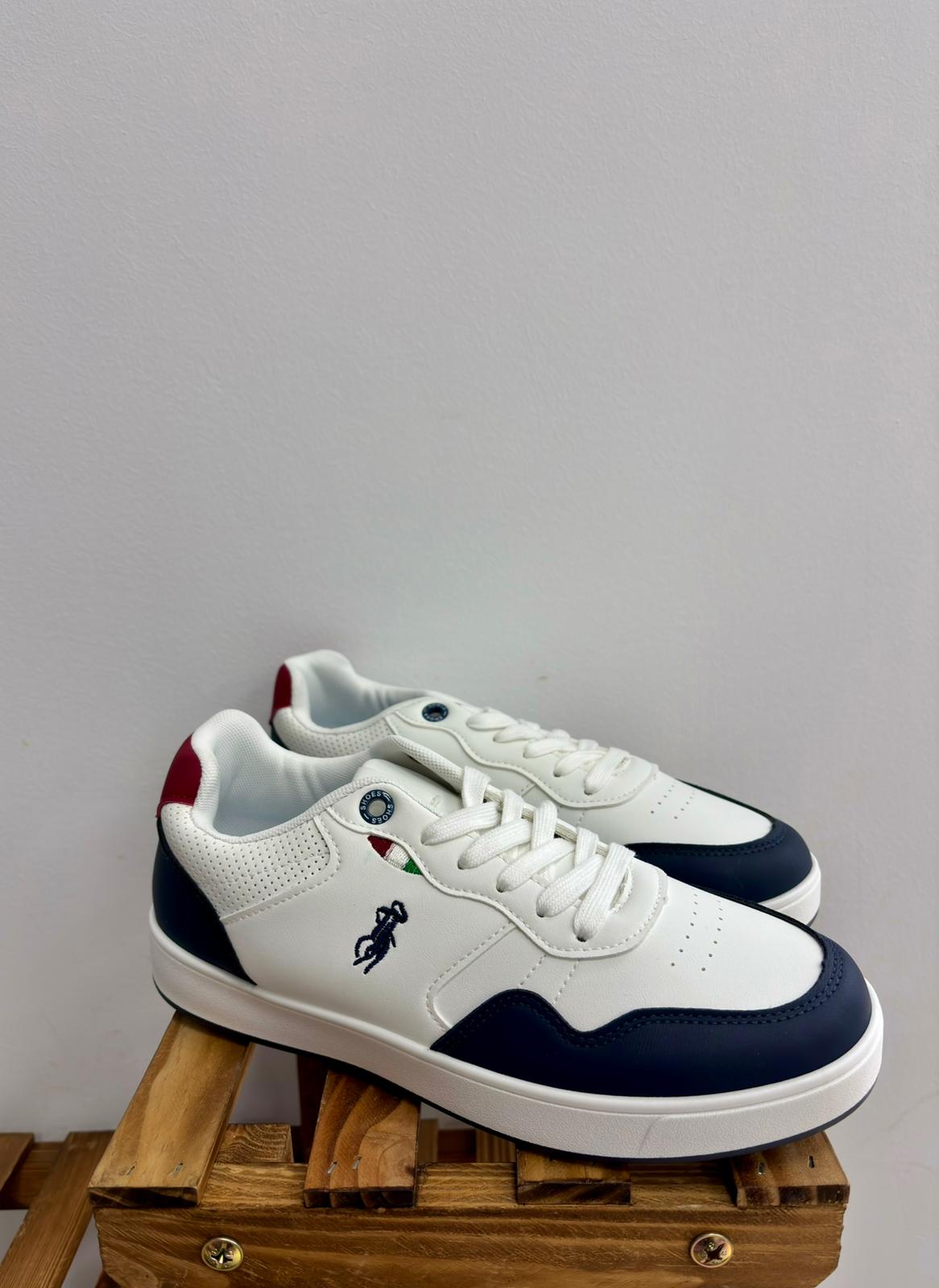 Sneaker blanca con detalles azul marino