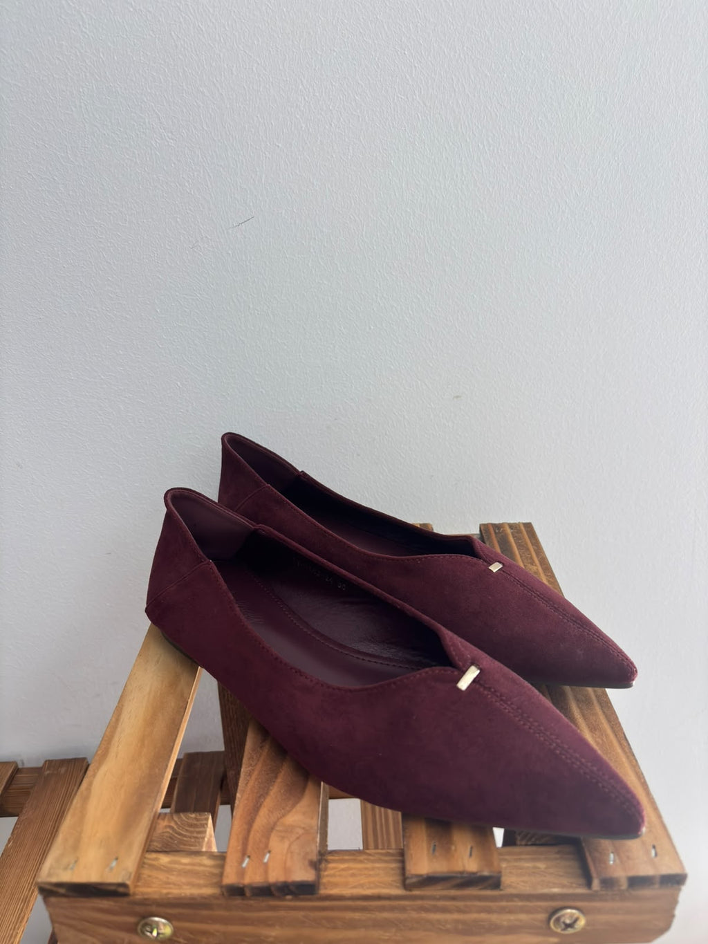 ZYAA821/MANOLETINA STILETTO DETALLE BURDEOS